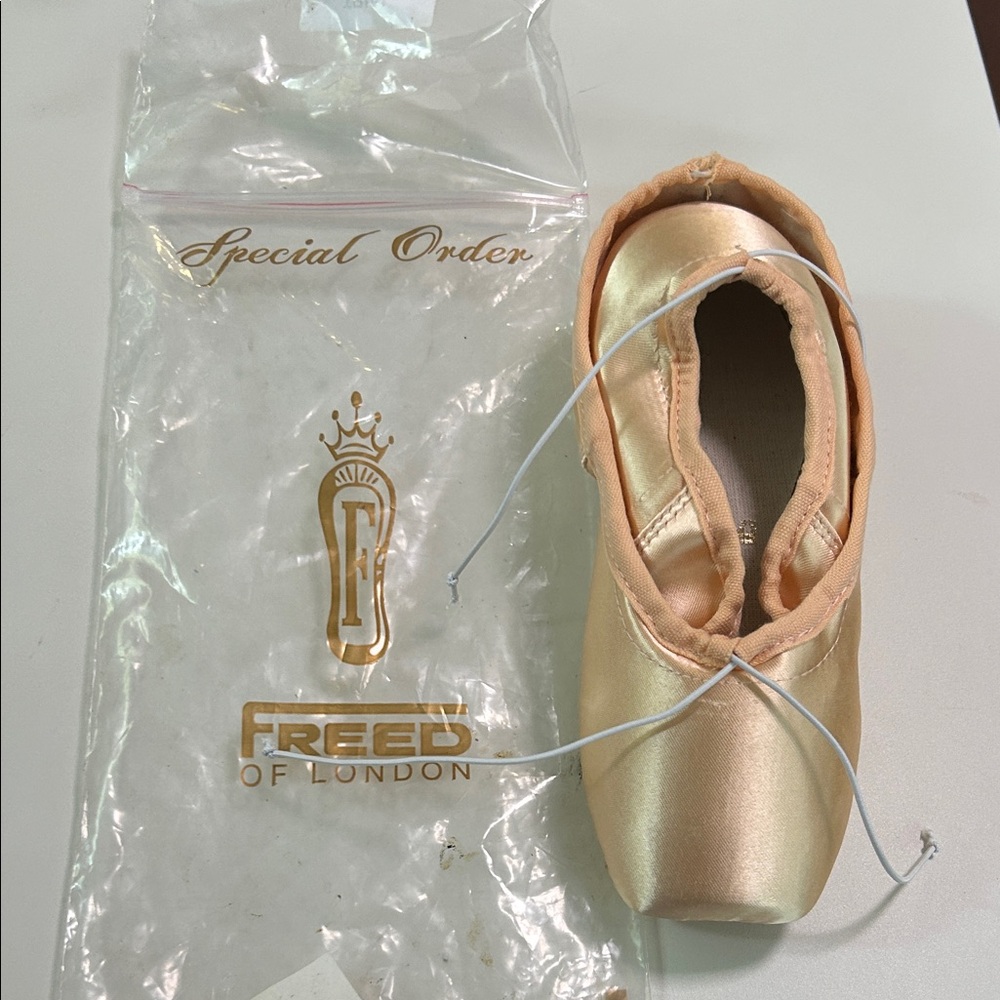 Freed Of London Pointe Shoes 3 XX
Y
